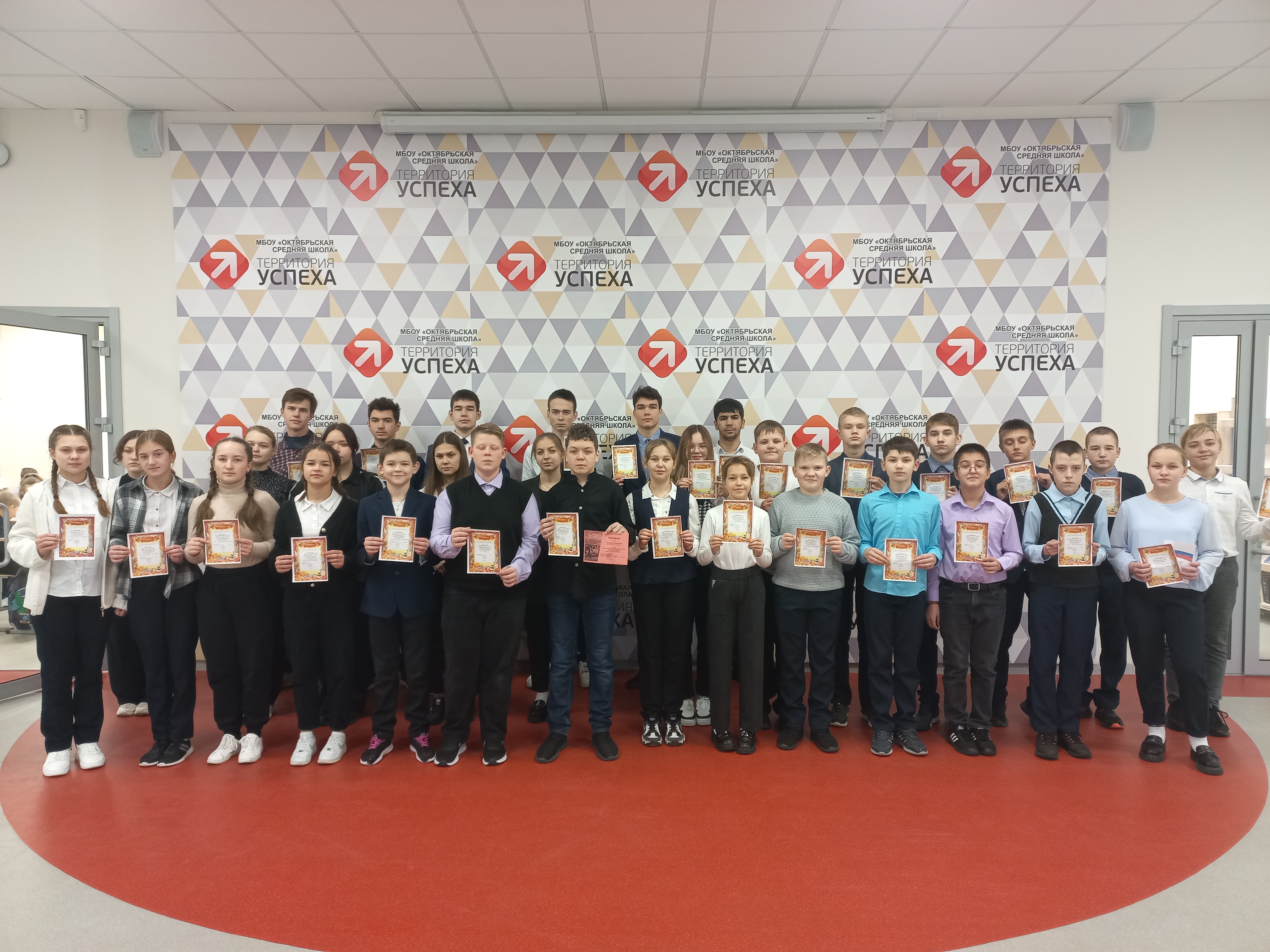Награждение призеров и победителей школьного этапа Всероссийской олимпиады школьников на школьной линейке.