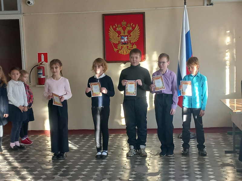 Награждение призеров и победителей школьного этапа Всероссийской олимпиады школьников на школьной линейке.