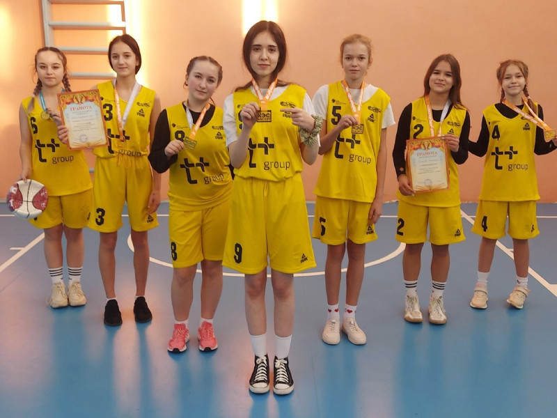 Районные соревнования по баскетболу среди юношей и девушек.